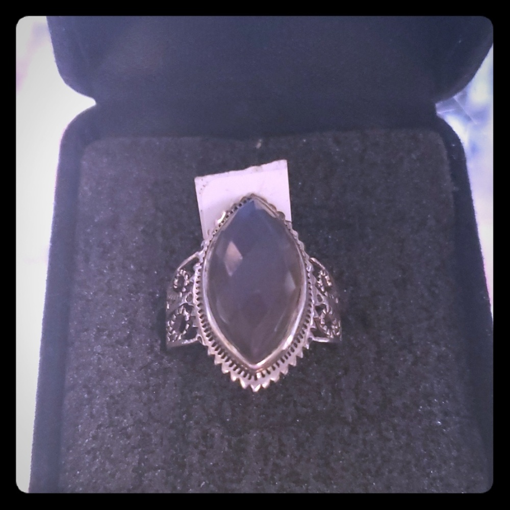 Silver ring w butifull  stone size 8